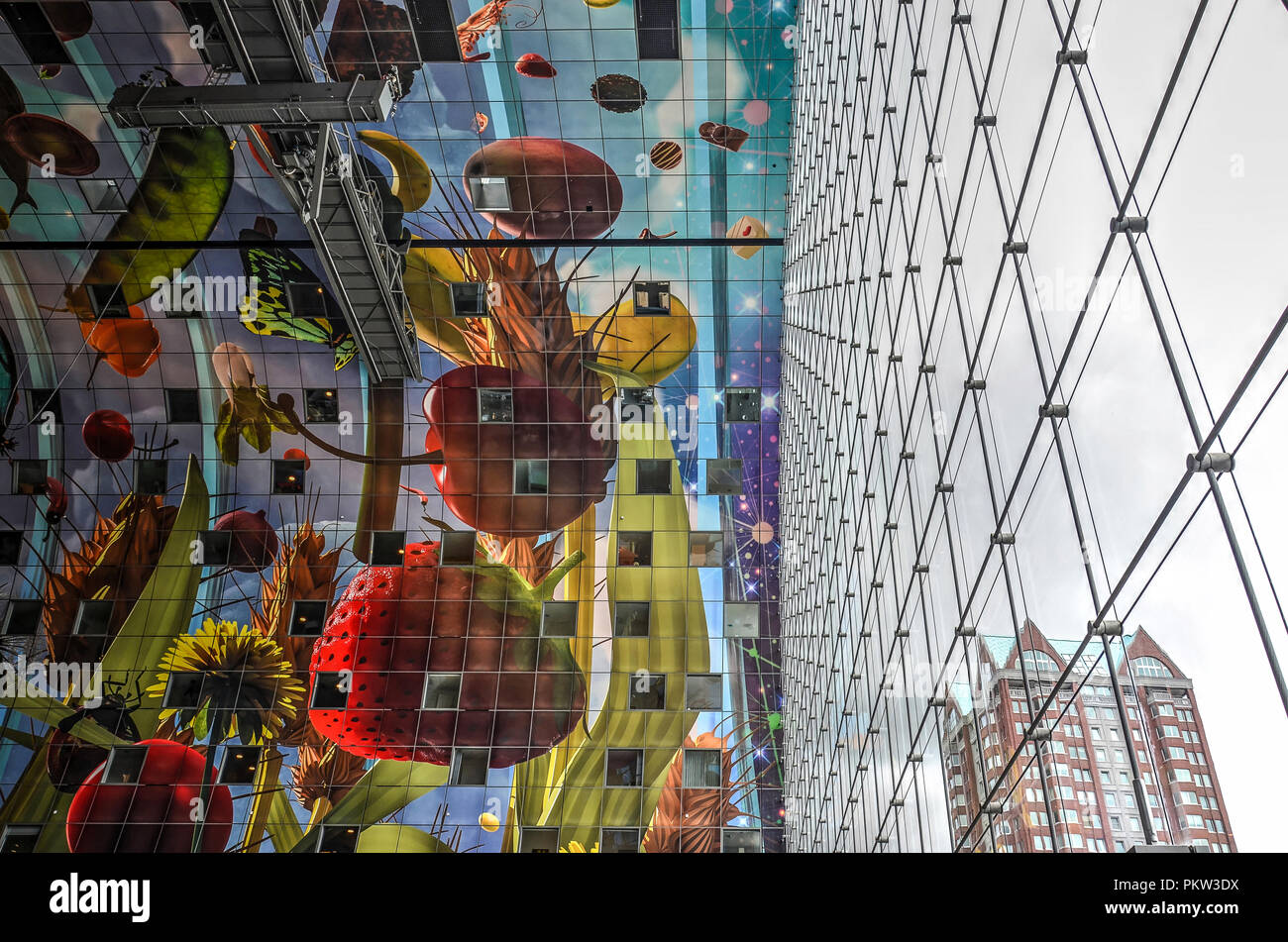 Rotterdam, Niederlande, 20. Juni 2015: Bis auf die bunten Kunstwerken an der Decke und die innovativen Stahl Kabel unterstützt Glasfassade in Stockfoto