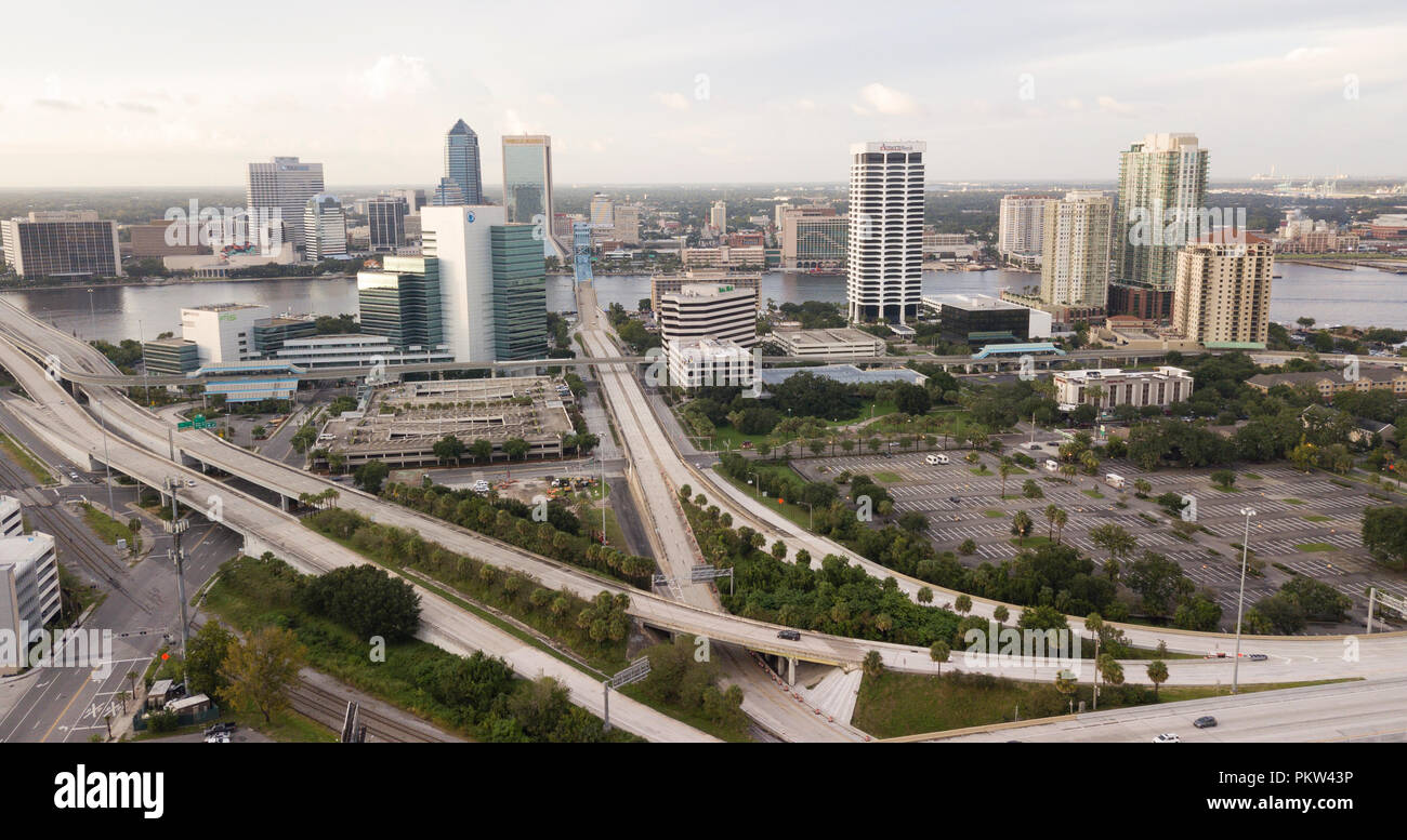 Licht Verkehr besteht vor Sonnenuntergang in Jacksonville, Florida in diesem Luftbild mit St Johns River Stockfoto