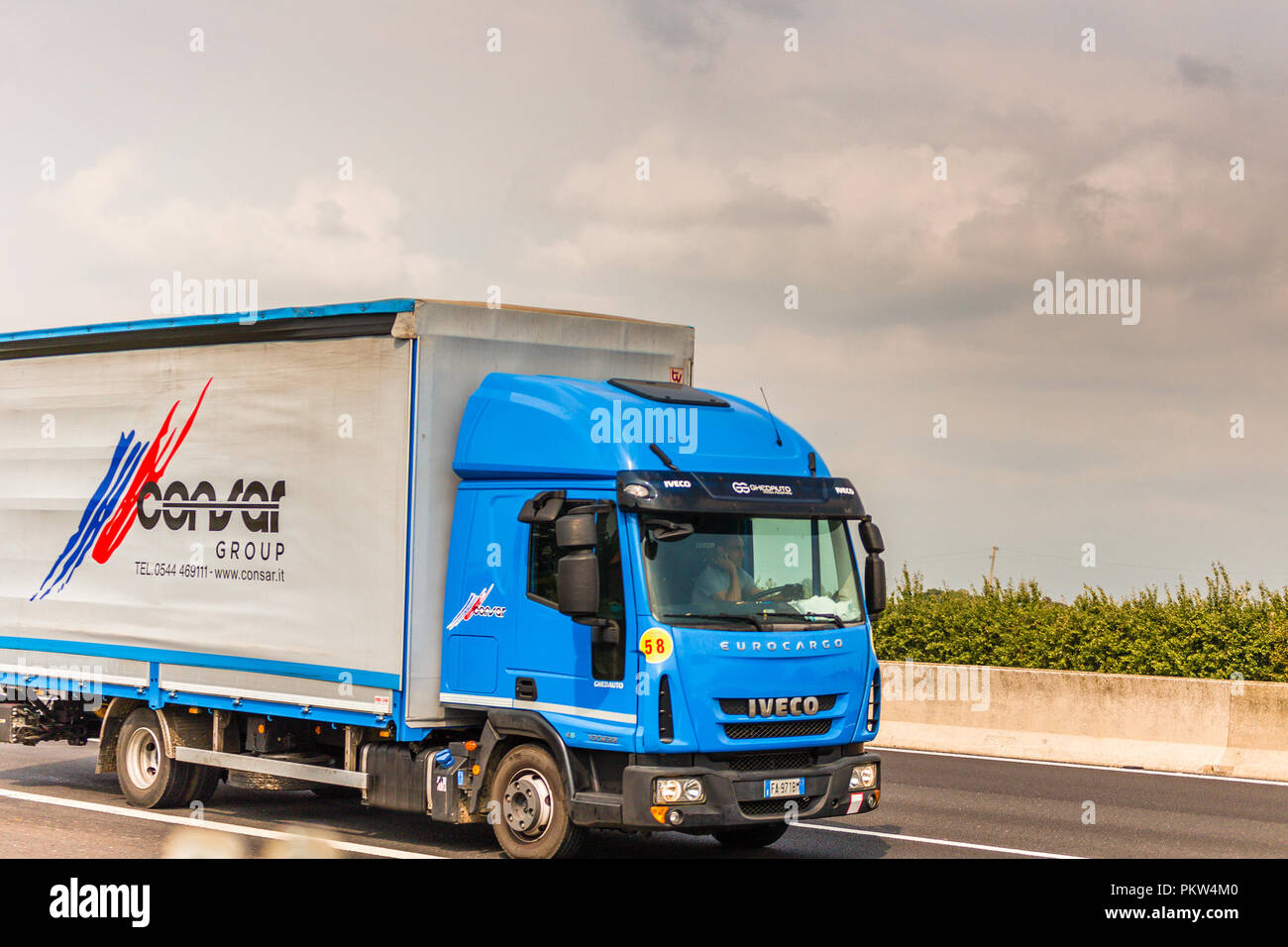 FAENZA (RA), 15. SEPTEMBER 2018: Das Fahrzeug mit der CONSAR GRUPPE Logo bewegt sich schnell auf der Autobahn Stockfoto