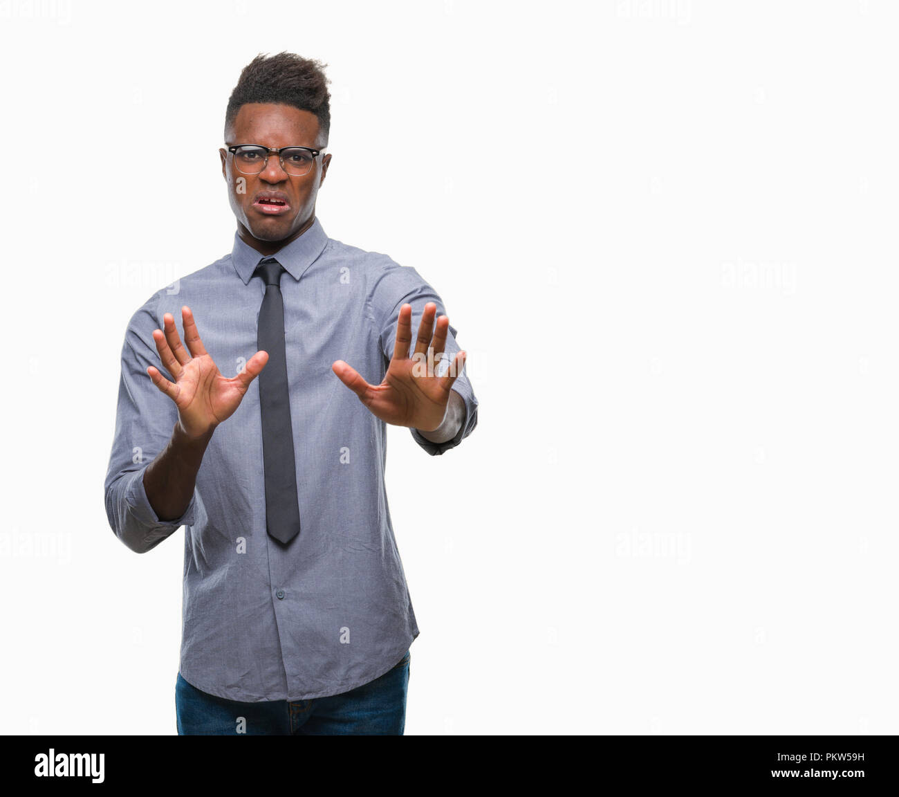 Junge afrikanische amerikanische Geschäftsmann über isolierte Hintergrund Angst und Furcht Ausdruck stop Geste mit den Händen, Angst, Schreien im Schlag. Pan Stockfoto