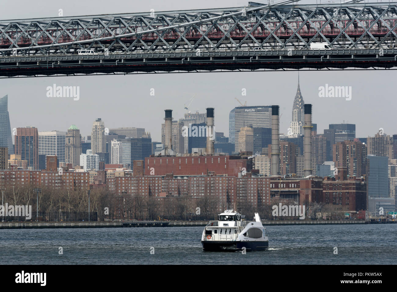 04-2018 New York, USA. Der East River Ferry vorbei unter die Williamsburg Bridge. Foto: © Simon Grosset Stockfoto