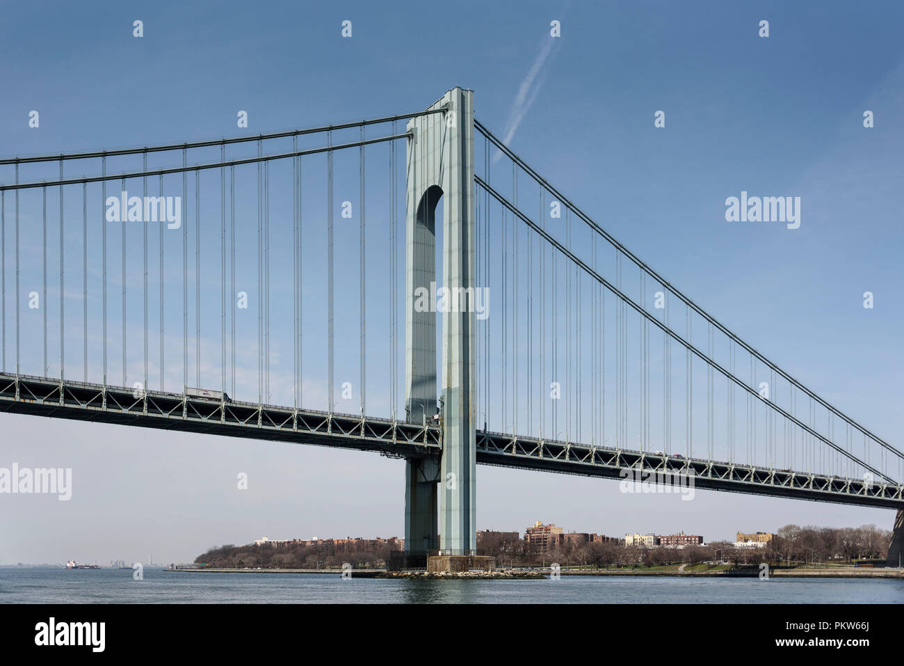 04-2018 New York, USA. Verrazano-Narrows Brücke über den Hafen von New York. Ca.-1964 Hängebrücke mit 693-ft.-hohe Türme & Verlinkung Brooklyn & Stockfoto
