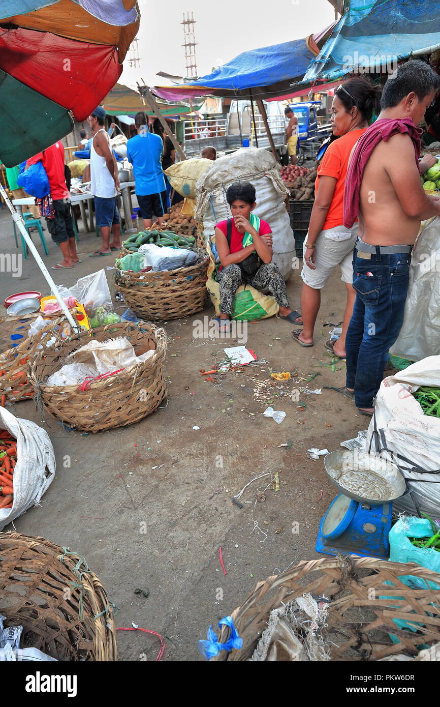 Cebu City, Philippines-October 18, 2016: Philippinische Anbieter Umsatz Gemüse im CO2-Markt - der ältesten und größten Bauernmarkt in der Stadt - für Th benannt Stockfoto