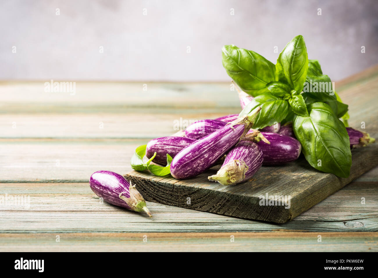 Haufen kleine Aubergine oder Aubergine Stockfoto
