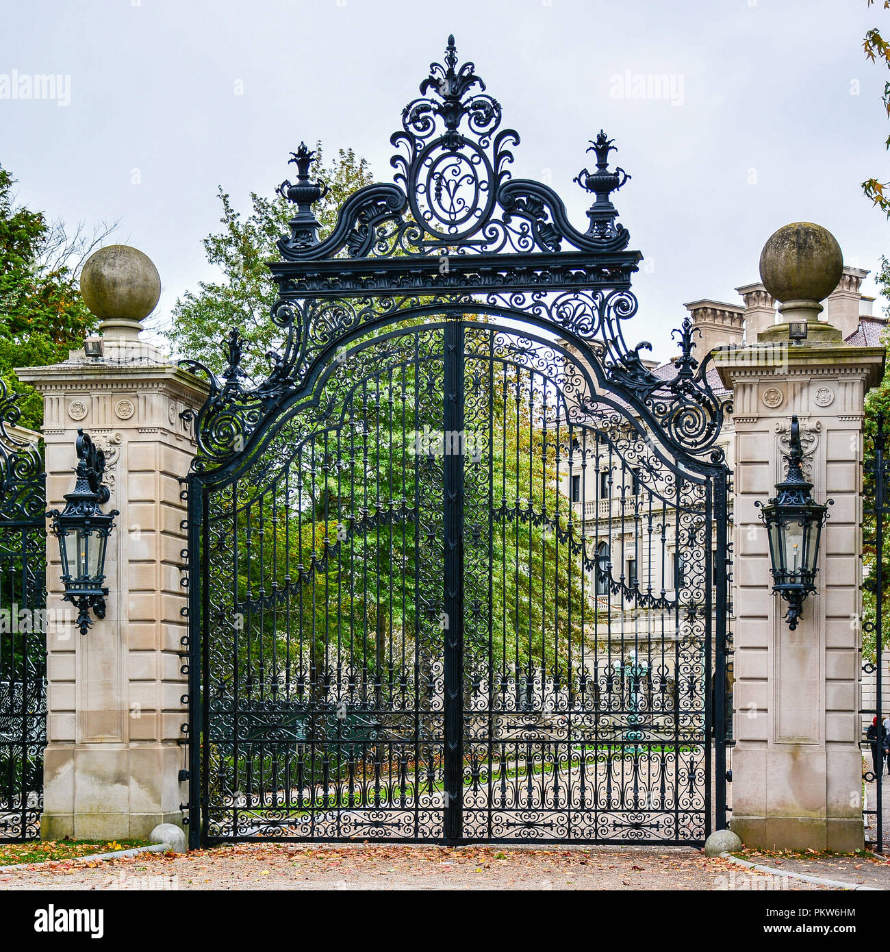 Tor zu "The Breakers", einer Vanderbilt Mansion, einem nationalen historischen Wahrzeichen - Newport, Rhode Island Stockfoto
