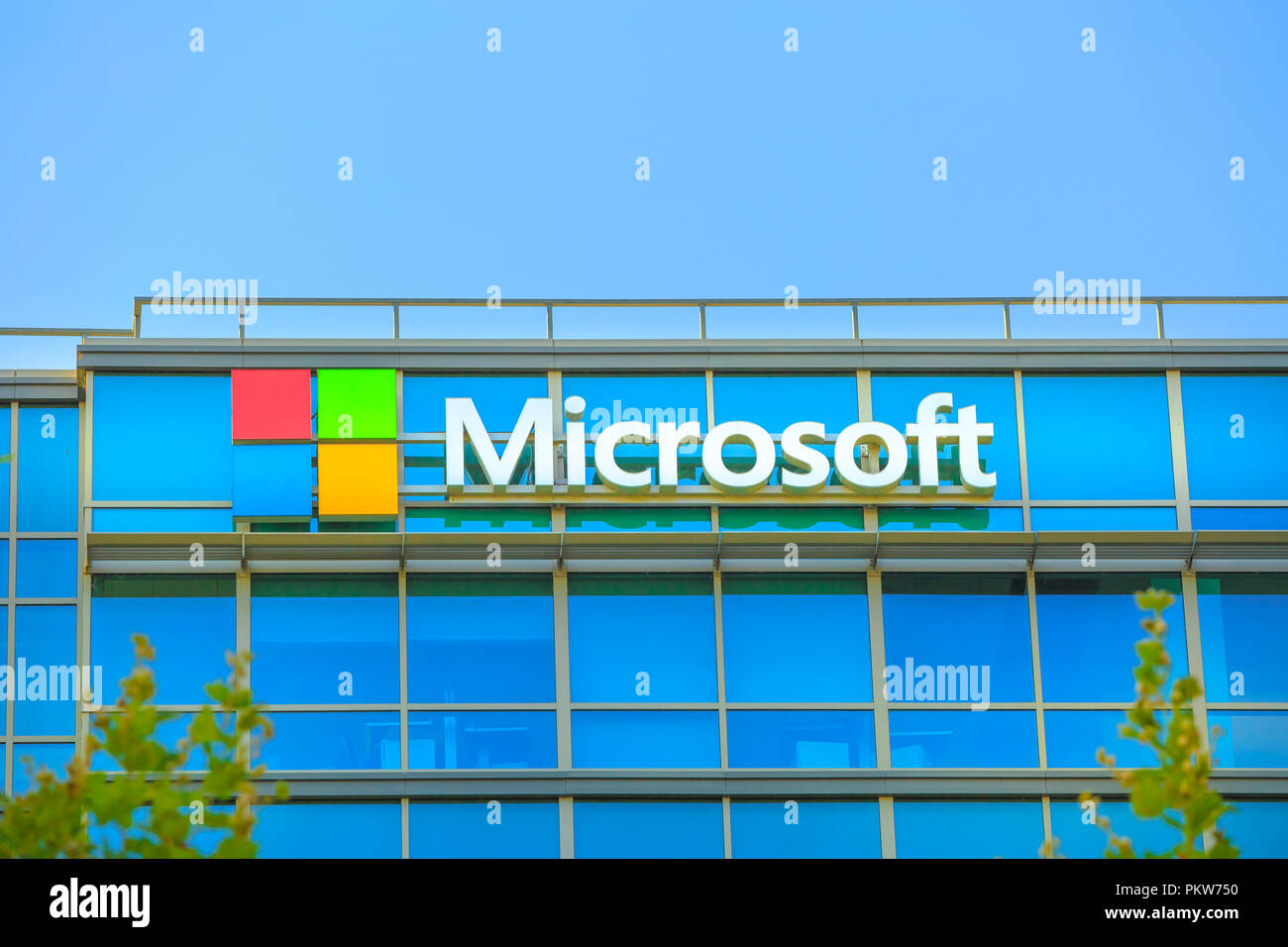 Sunnyvale, Kalifornien, USA - 13. August 2018: Das Logo im Einsatz seit August 2012 von Microsoft an der Oberseite des Gebäude Glas Microsoft Corporationin Silicon Valley, San Francisco Bay Area. Stockfoto