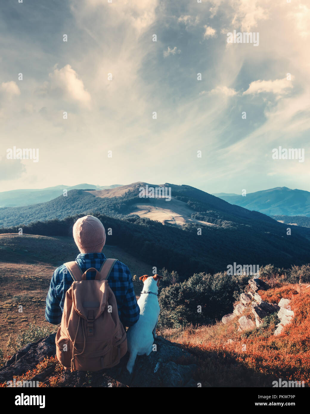 Allein Touristen sitzen auf dem Rand der Klippe Stockfoto