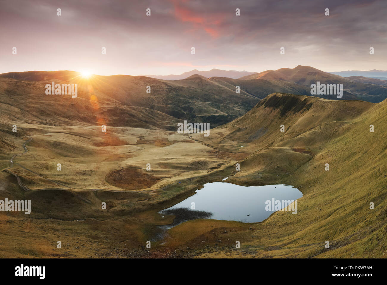 Bergsee bei Sonnenaufgang Stockfoto