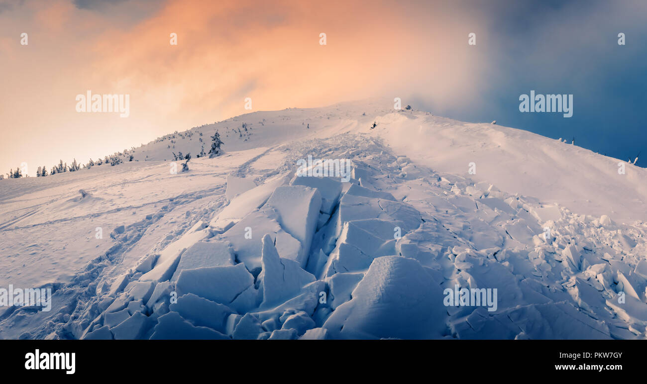 Schneelawine im Winter in den Bergen Stockfoto