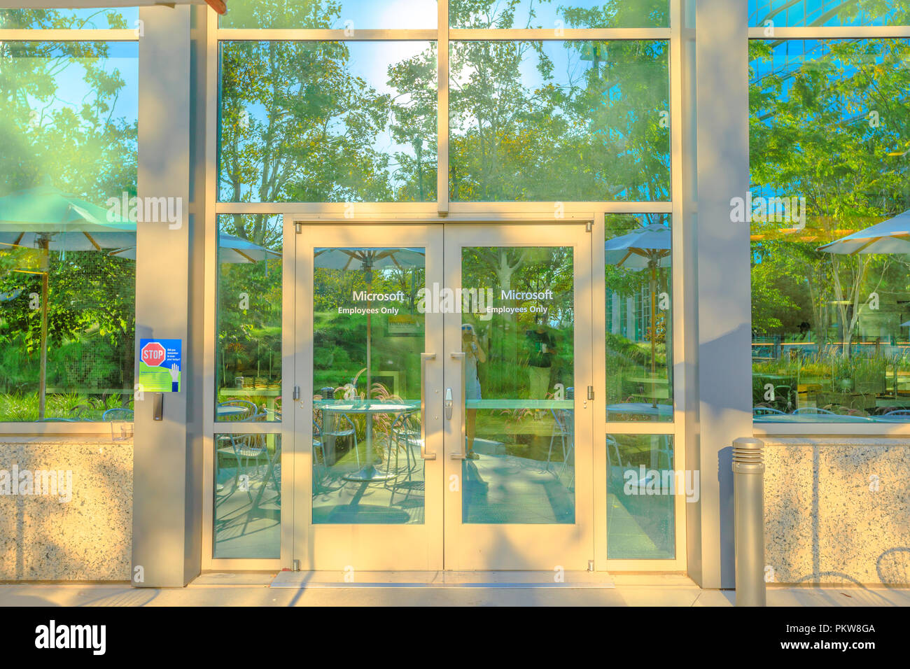 Sunnyvale, CA, USA - 13. August 2018: Mitarbeiter Eingang der Microsoft Corporation. Microsoft ist der größte Softwarehaus für PC und entwickelt, fertigt, verkauft Computer Software, Elektronik, PC Stockfoto