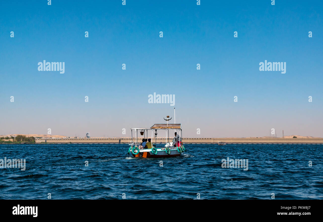 Touristenboot auf Nil über Assuan niedrige Dam am Lake Nasser Rückkehr von Philae Tempel, Ägypten, Afrika Stockfoto