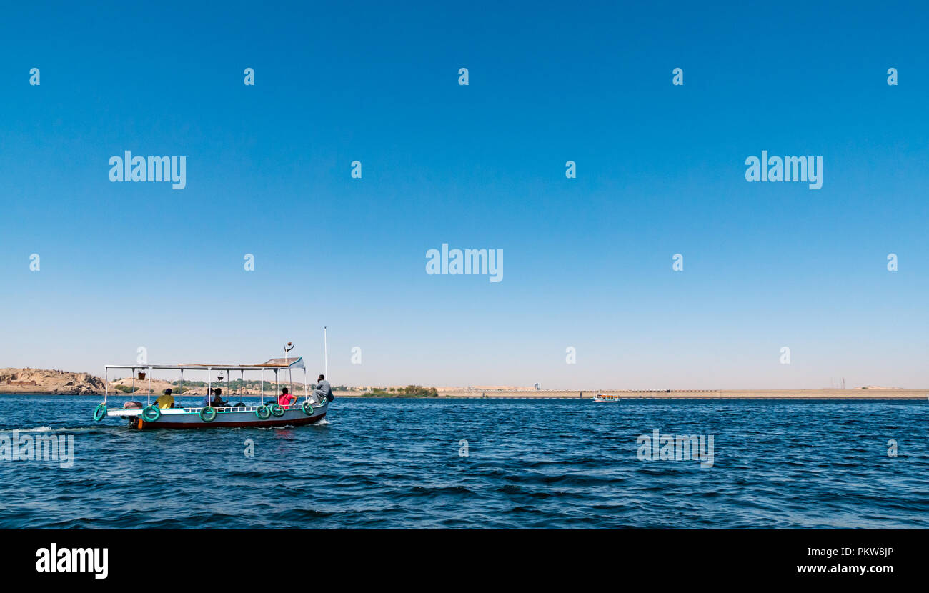 Touristenboot auf Nil über Assuan niedrige Dam am Lake Nasser Rückkehr von Philae Tempel, Ägypten, Afrika Stockfoto