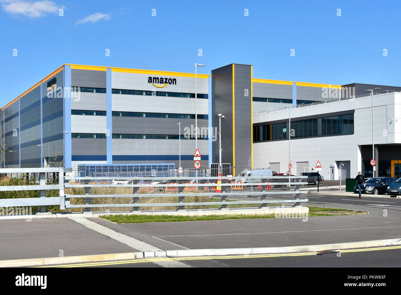 Das große Lager- und Vertriebszentrum von Amazon übernimmt Online-Shopping, Einzelhandel, Internet- und Technologieentwicklung, Tilbury Essex England UK Stockfoto