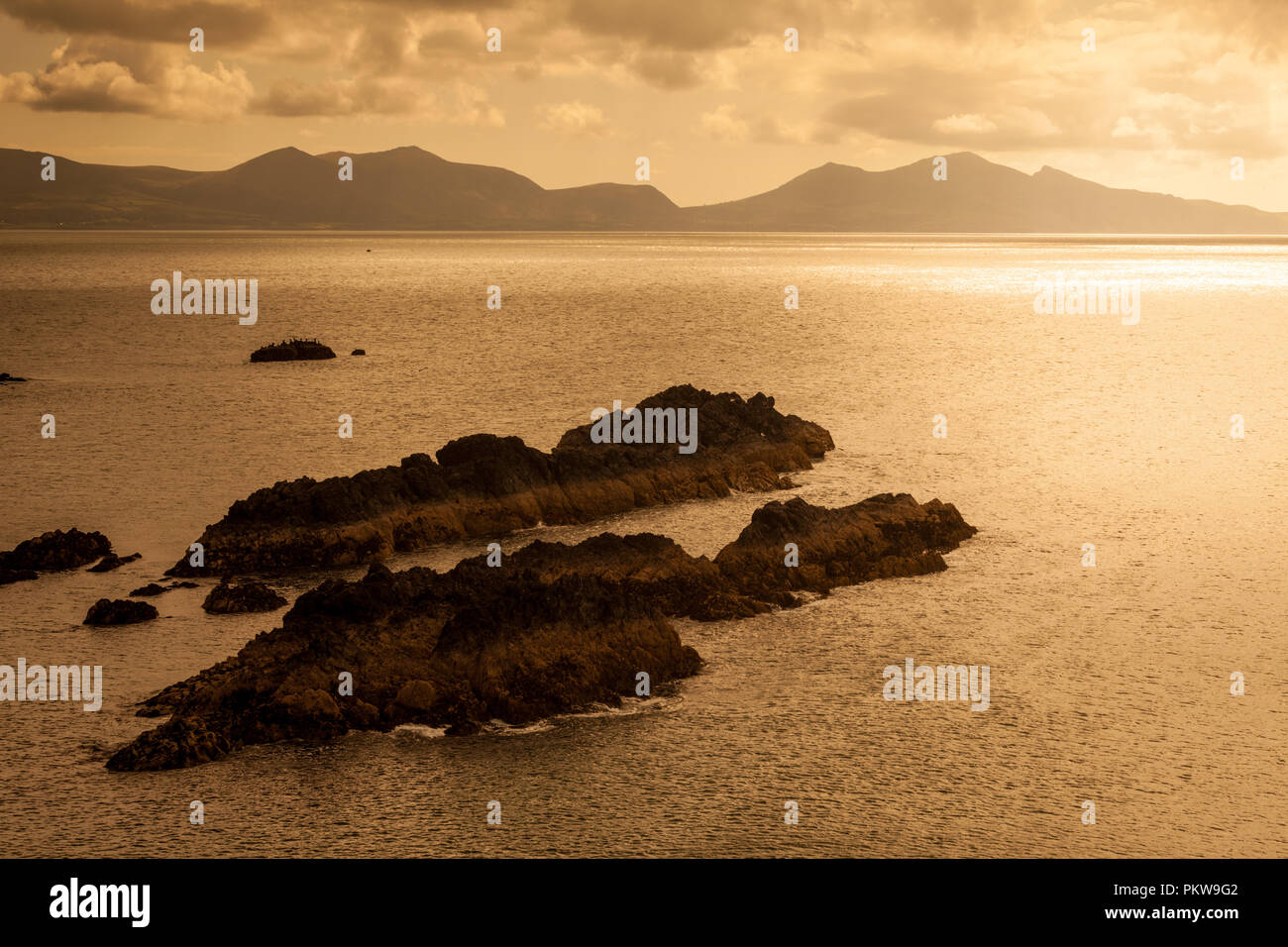 Blick auf die Halbinsel Lleyn und Snowdonia, von Anglesey, Wales UK Stockfoto