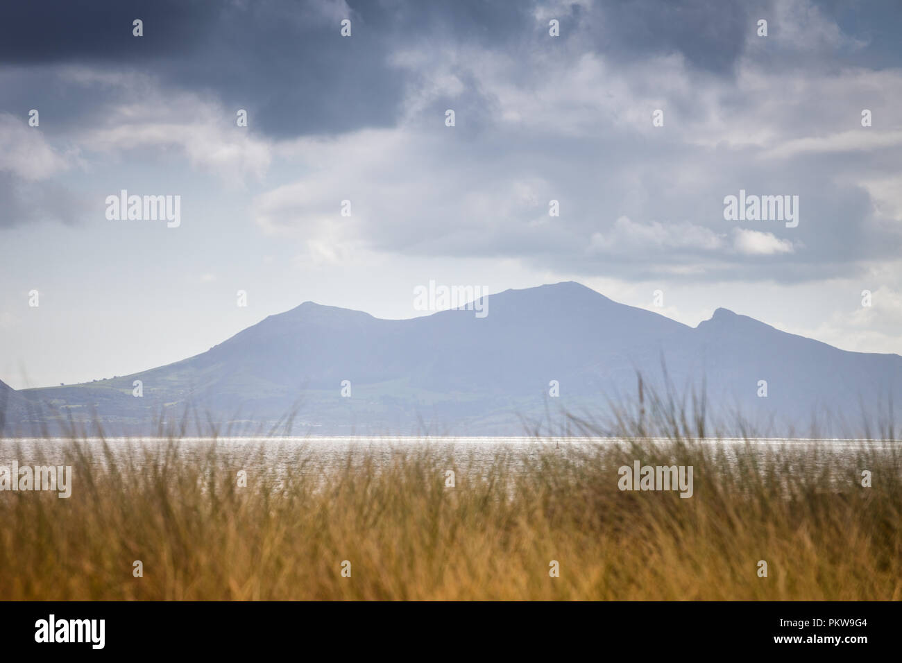 Blick auf die Halbinsel Lleyn und Snowdonia, Llanddwyn, Anglesey, Wales UK Stockfoto