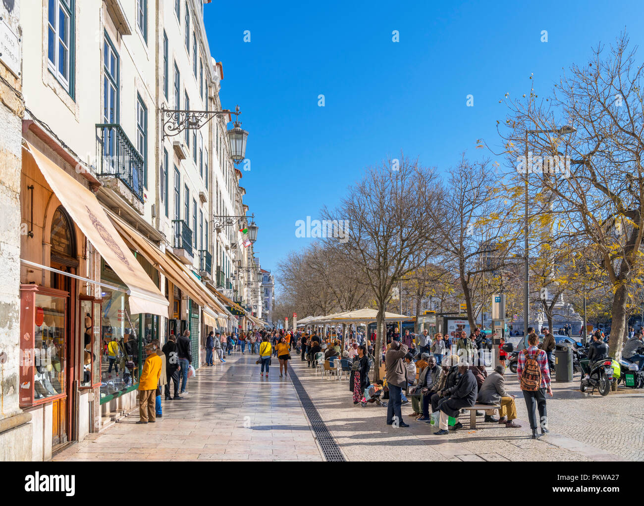 Geschäfte auf der Praça Dom Pedro IV (Rossio), Baixa, Lissabon, Portugal Stockfoto