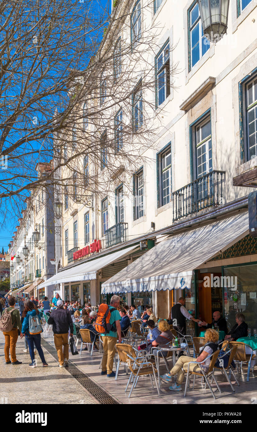 Cafés und Geschäfte auf der Praça Dom Pedro IV (Rossio), Baixa, Lissabon, Portugal Stockfoto