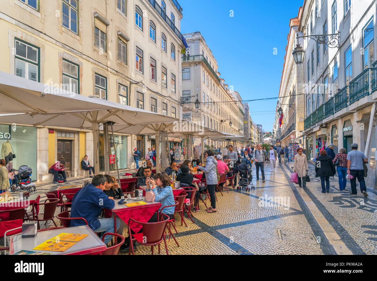 Cafés, Bars, Restaurants und Shops auf der Rua Augusta, Baixa, Lissabon, Portugal Stockfoto