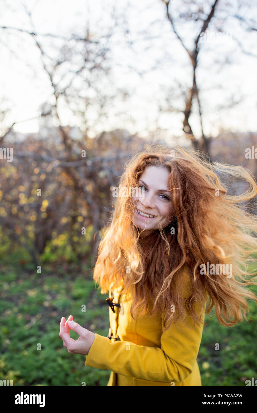 Rote Haare schöne Frau tragen gelbe Fell Wandern im Freien. Herbst Stockfoto