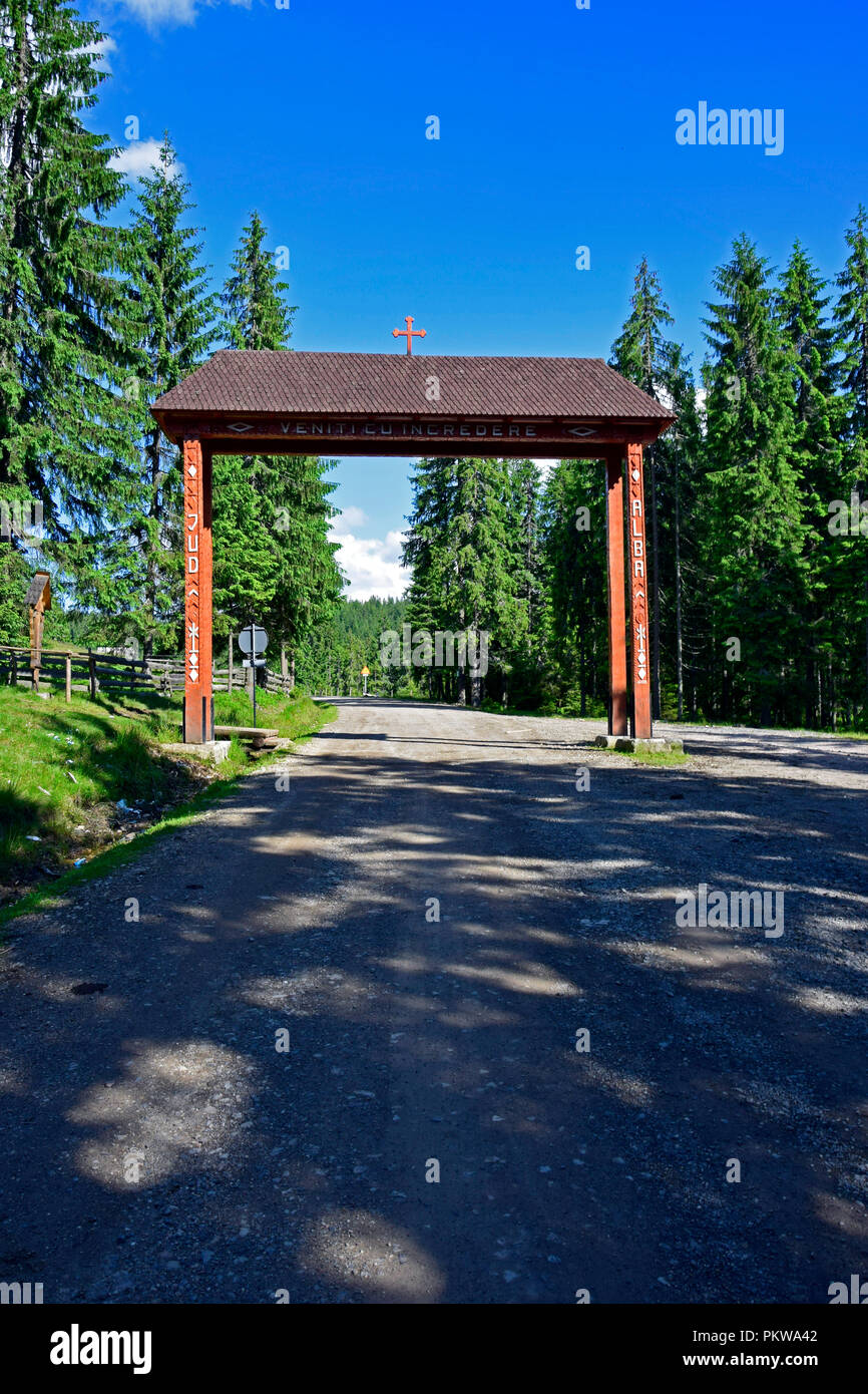 Holz- straße Tor mit einladenden Inschrift auf der Grafschaft in der Apuseni Gebirge geschnitzt Stockfoto