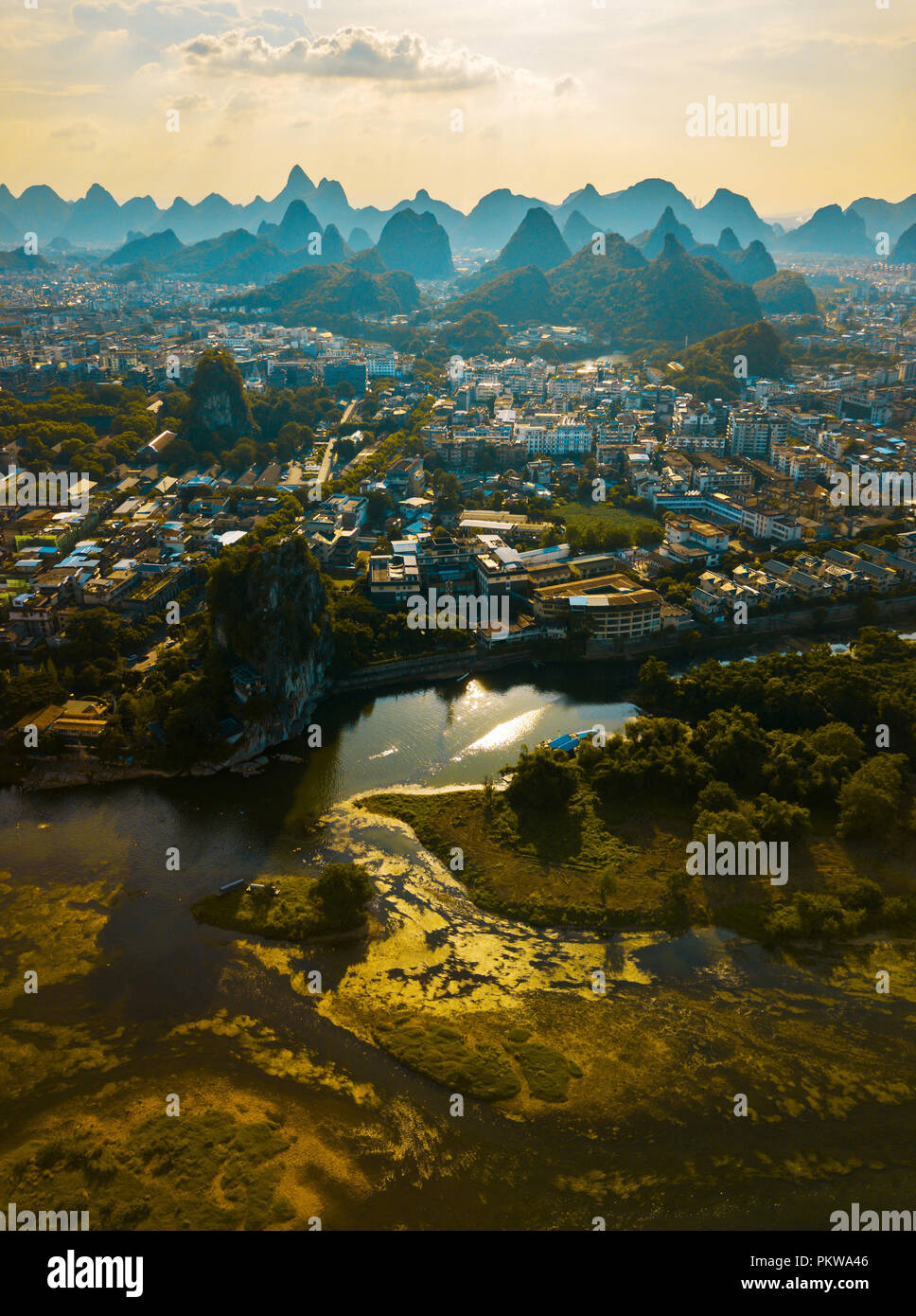 Li River und die beeindruckende Karstlandschaft rock Berge in Guilin, China Stockfoto