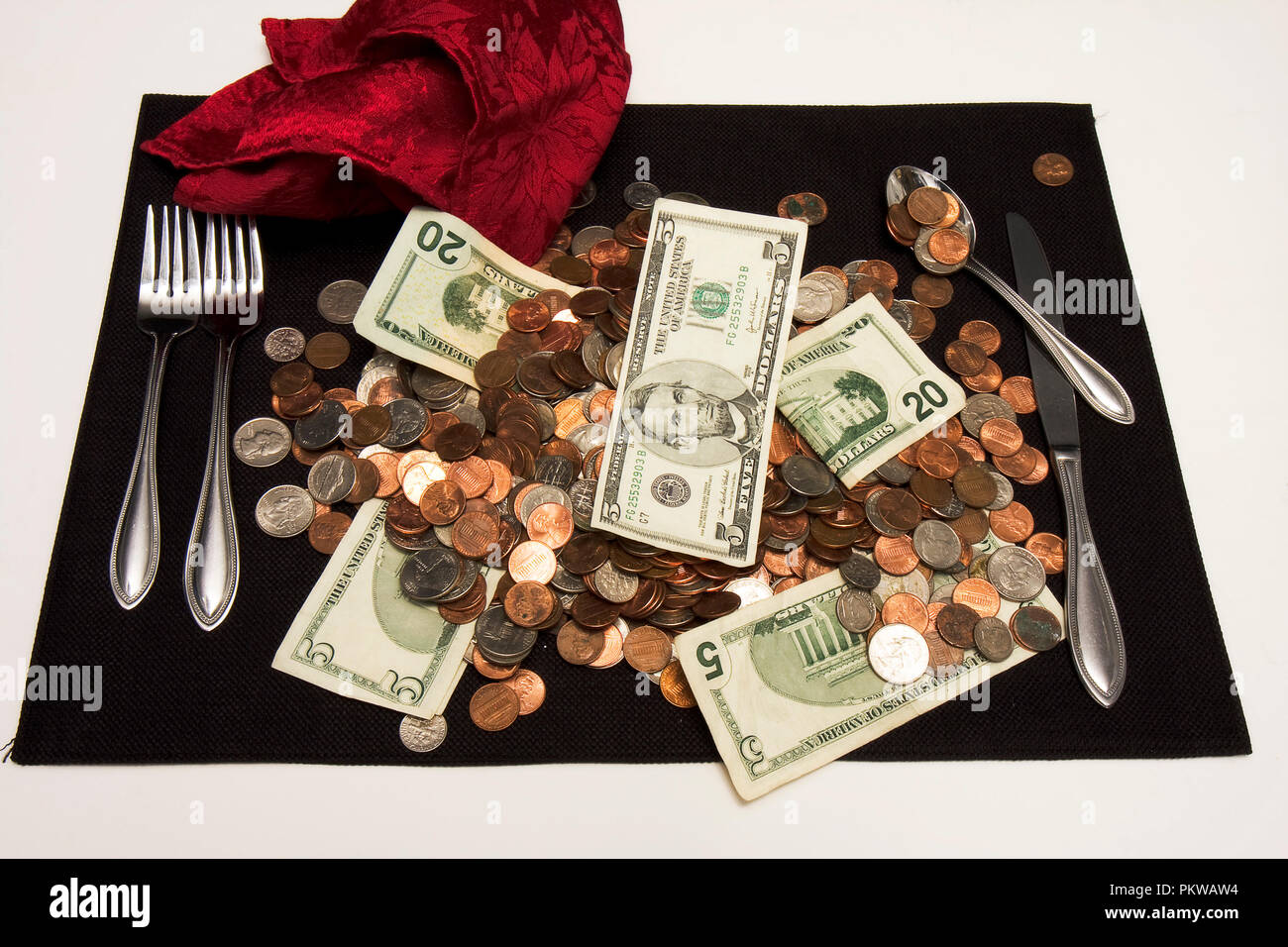 Geld Konzept Bilder mit einer, der Geld diente als Mahlzeit mit Münzen und  Geldscheinen und anderen mit Taschenrechner, Brillen und Zeitungen  Stockfotografie - Alamy