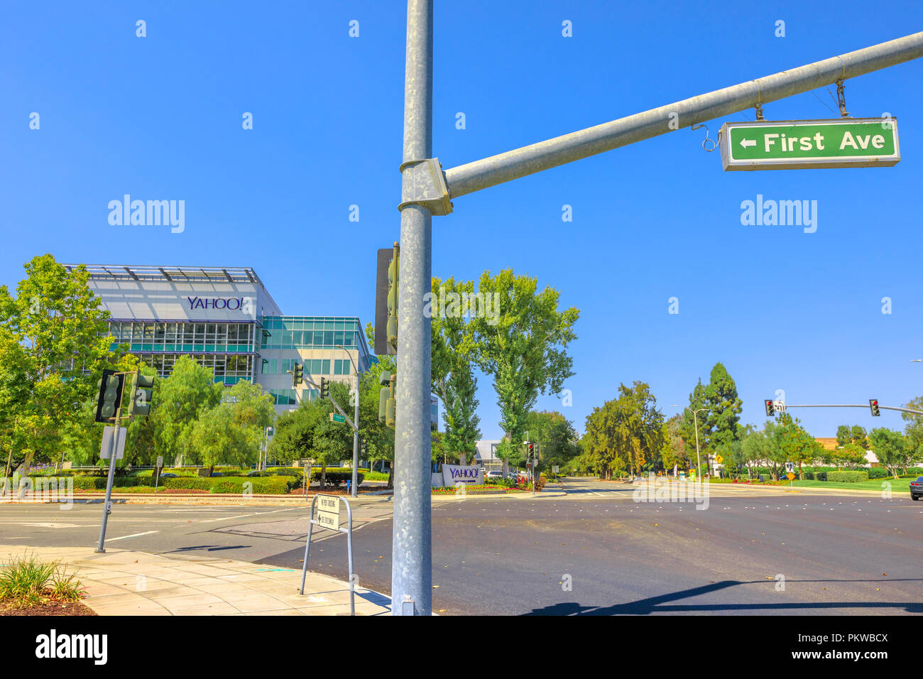 Sunnyvale, Kalifornien, USA - 12. August 2018: Erste Ave-Zeichen vor bei Yahoo Inc Headquarters Campus, 701 1st Ave, Silicon Valley. Yahoo ist einer der wichtigsten Suchmaschine Portale Stockfoto
