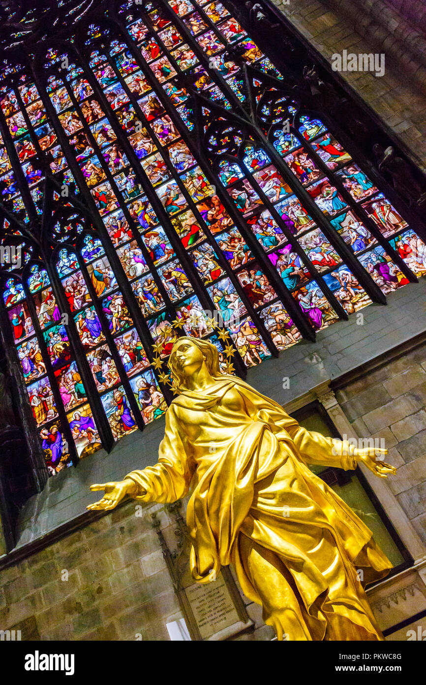 La Protezione Statue und Glasfenster. Stockfoto