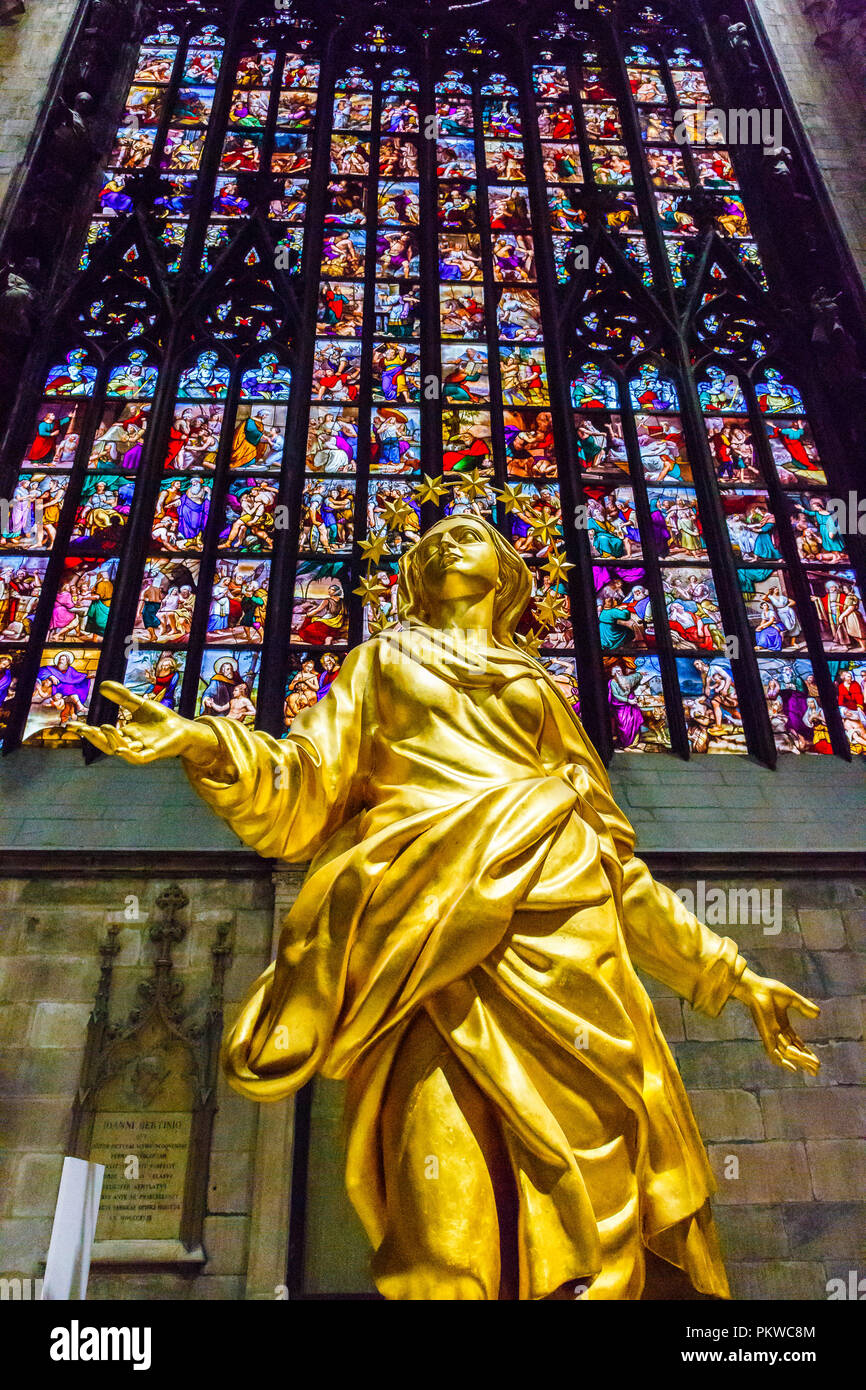 La Protezione Statue und Glasfenster. Stockfoto
