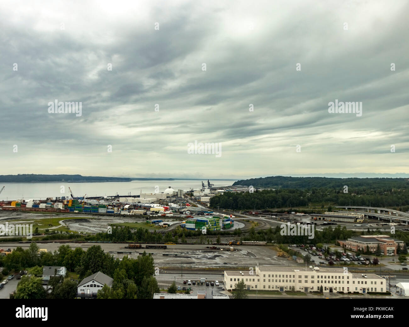 Hafen von Alaska, tiefen Wasser, Hafen, Werft und der Bahn an einem bewölkten Sommertag, Anchorage, Alaska, USA. Stockfoto