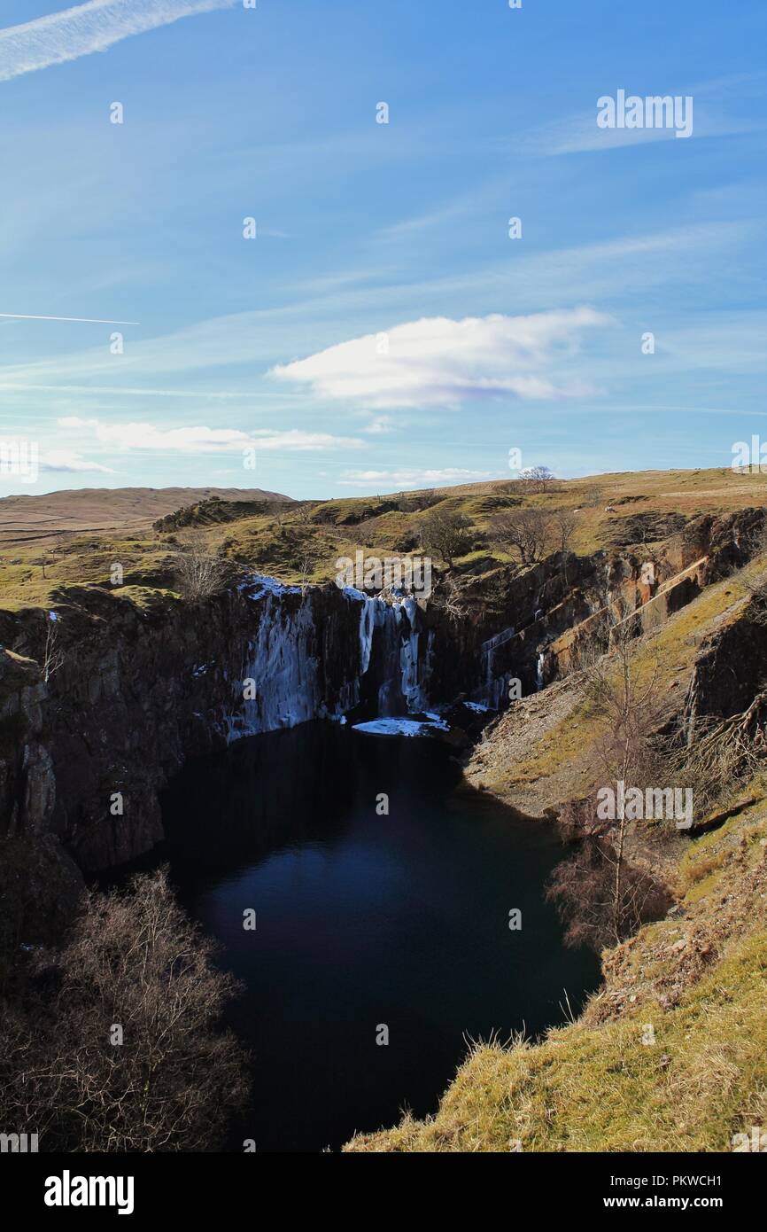 UK, Cumbria, Coniston. Blick auf gefrorenen Wasserfall von Banishead Steinbruch Torver Gemeinsame im englischen Lake District. Stockfoto