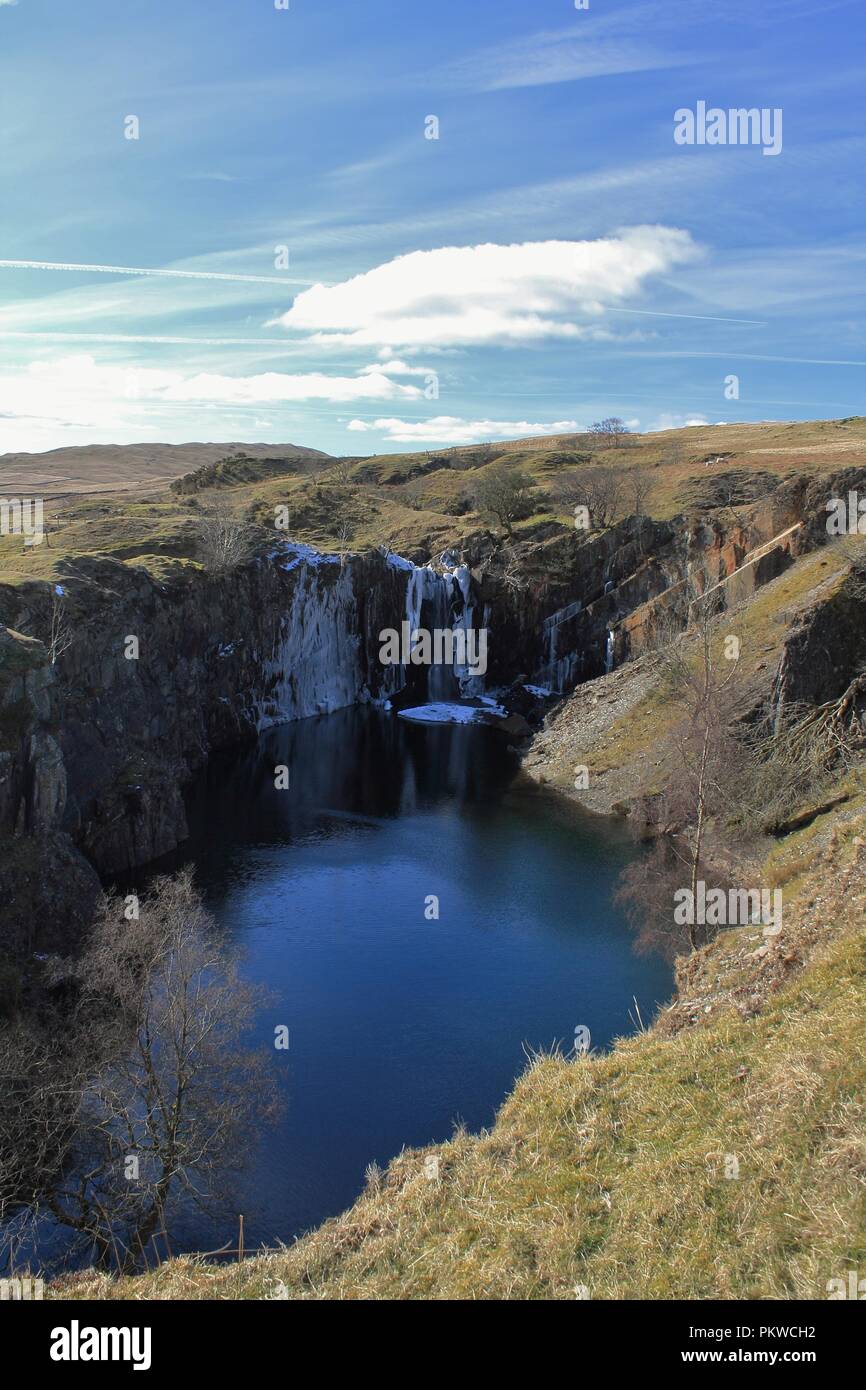 UK, Cumbria, Coniston. Blick auf gefrorenen Wasserfall von Banishead Steinbruch Torver Gemeinsame im englischen Lake District. Stockfoto