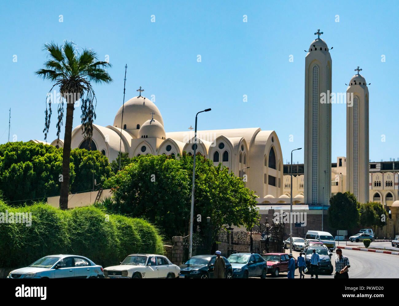 Kuppel und Türme von Erzengel Michael der koptisch-orthodoxen Kathedrale Kirche mit Türmen, Assuan, Ägypten, Afrika Stockfoto