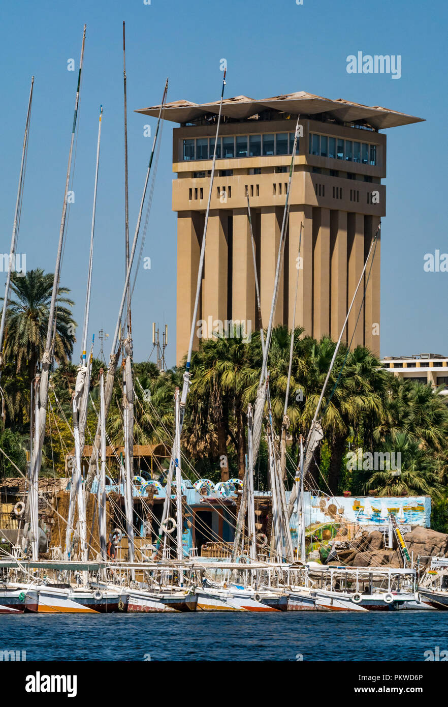 Movenpick Hotel Resort Betonturm mit traditionellen Feluke saling Boote, Fluss Nie, Assuan, Ägypten, Afrika Stockfoto