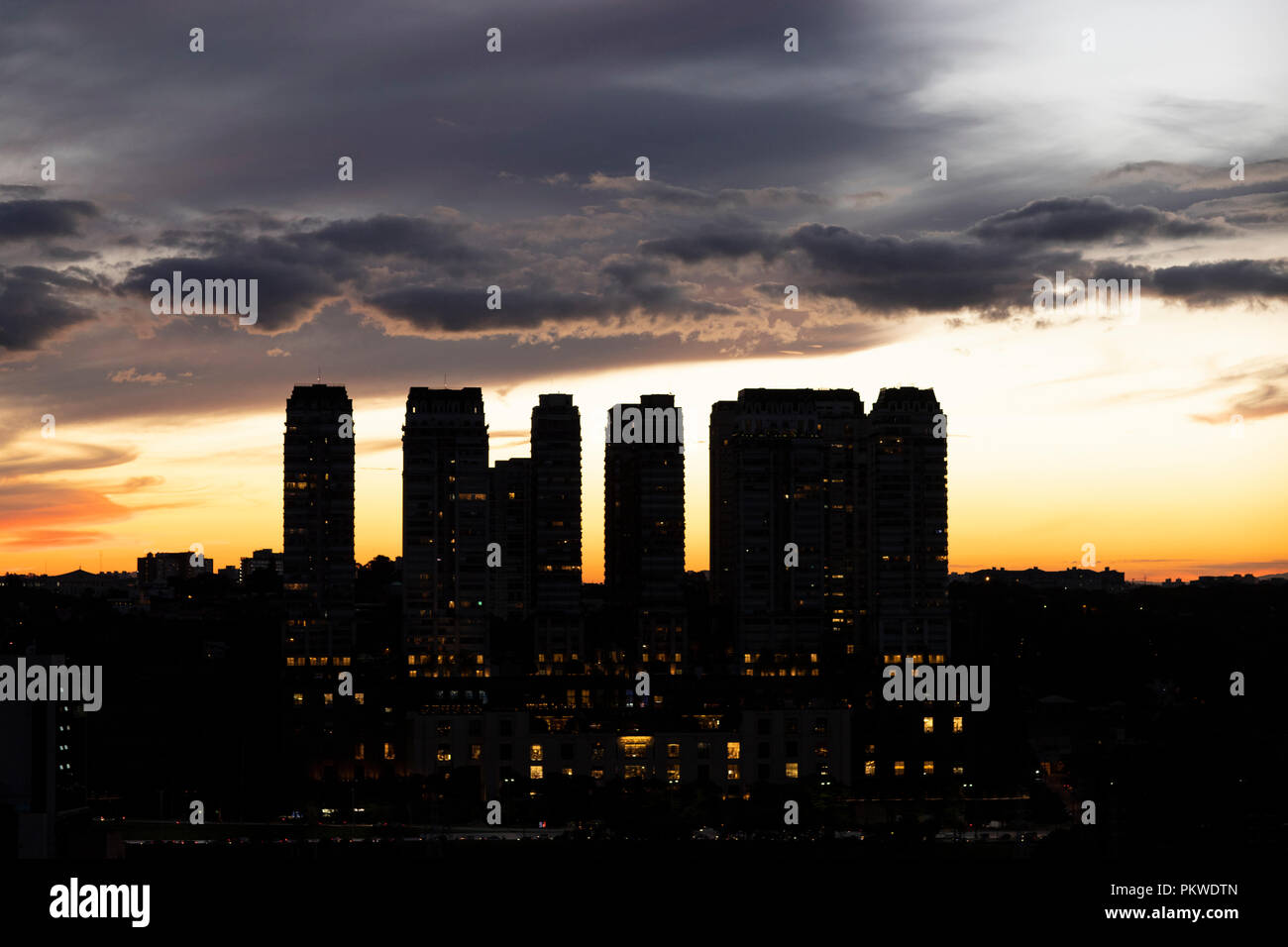 Sonnenaufgang zwischen den Gebäuden. Stockfoto