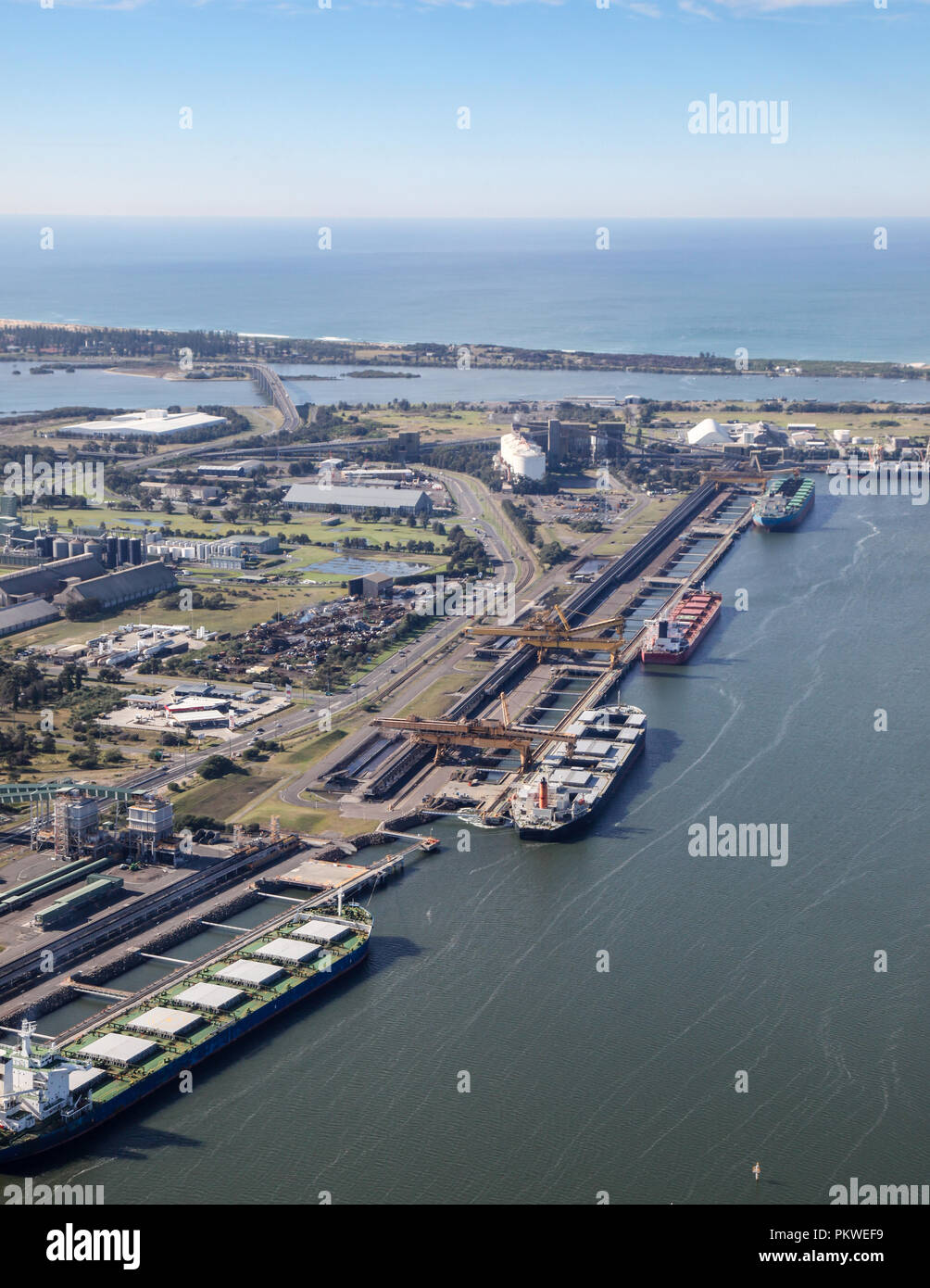 Vier Schiffe werden mit Kohle für den Export an Kooragang Island Newcastle Australien geladen. Newcastle ist eine der größten Kohle export Hafen der Welt se Stockfoto