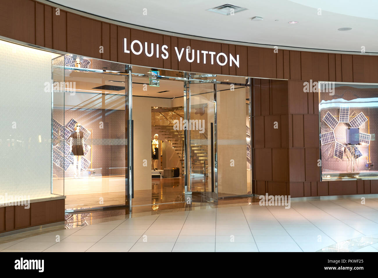 AVENTURA, USA - 23. AUGUST 2018: Louis Vuitton berühmten Boutique in der Aventura Mall. Louis Vuitton ist eine französische Fashion House und Einzelhandel Luxus Firma fou Stockfoto