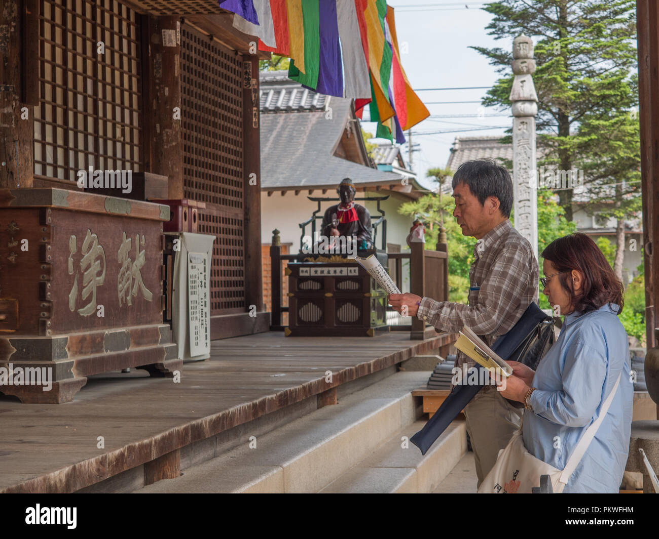 Henro Pilger rezitieren Herz Sutra, hannya Shin-gyo, Motoyamaji, Tempel 70, Shikoku 88 Tempel Wallfahrt, Kagawa, Japan Stockfoto