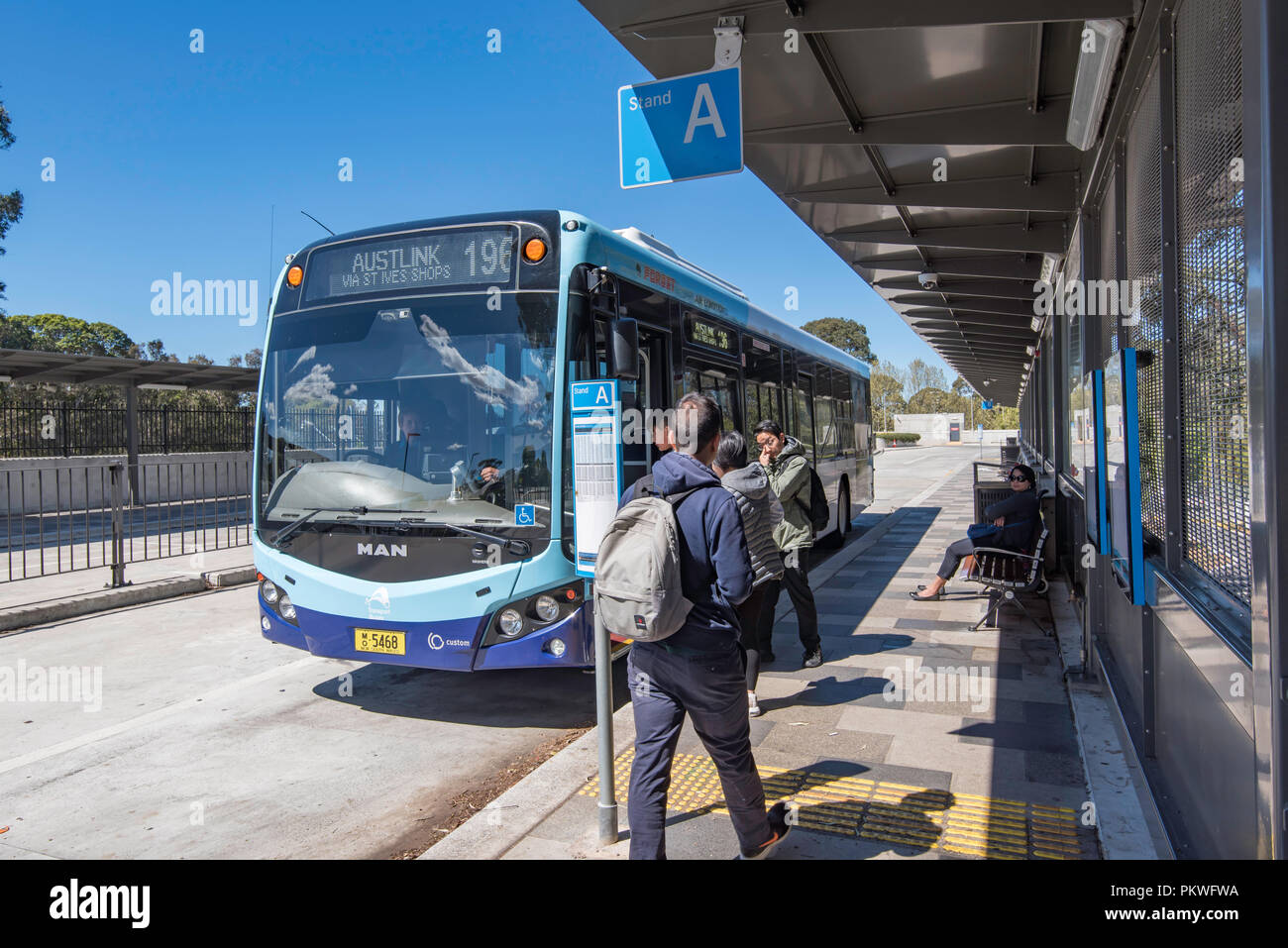 Die Menschen an Bord eines öffentlichen Verkehrsmitteln Bus an der neuen Bahn und Bus Austausch an Gordon, New South Wales in Australien Stockfoto