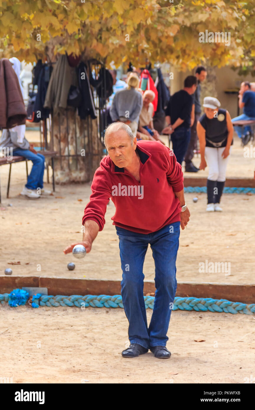 Cannes, Frankreich - 17. Oktober 2013: älterer Mann spielt Petanque mit einer metallischen Kugel in einem Park Stockfoto