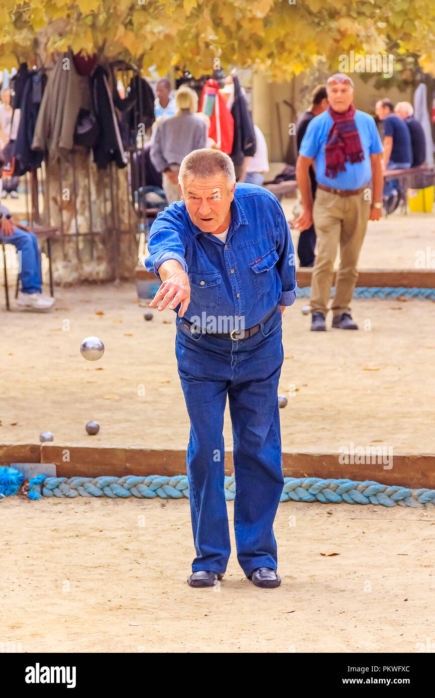 Cannes, Frankreich - 17. Oktober 2013: älterer Mann spielt Petanque mit einer metallischen Kugel in einem Park Stockfoto