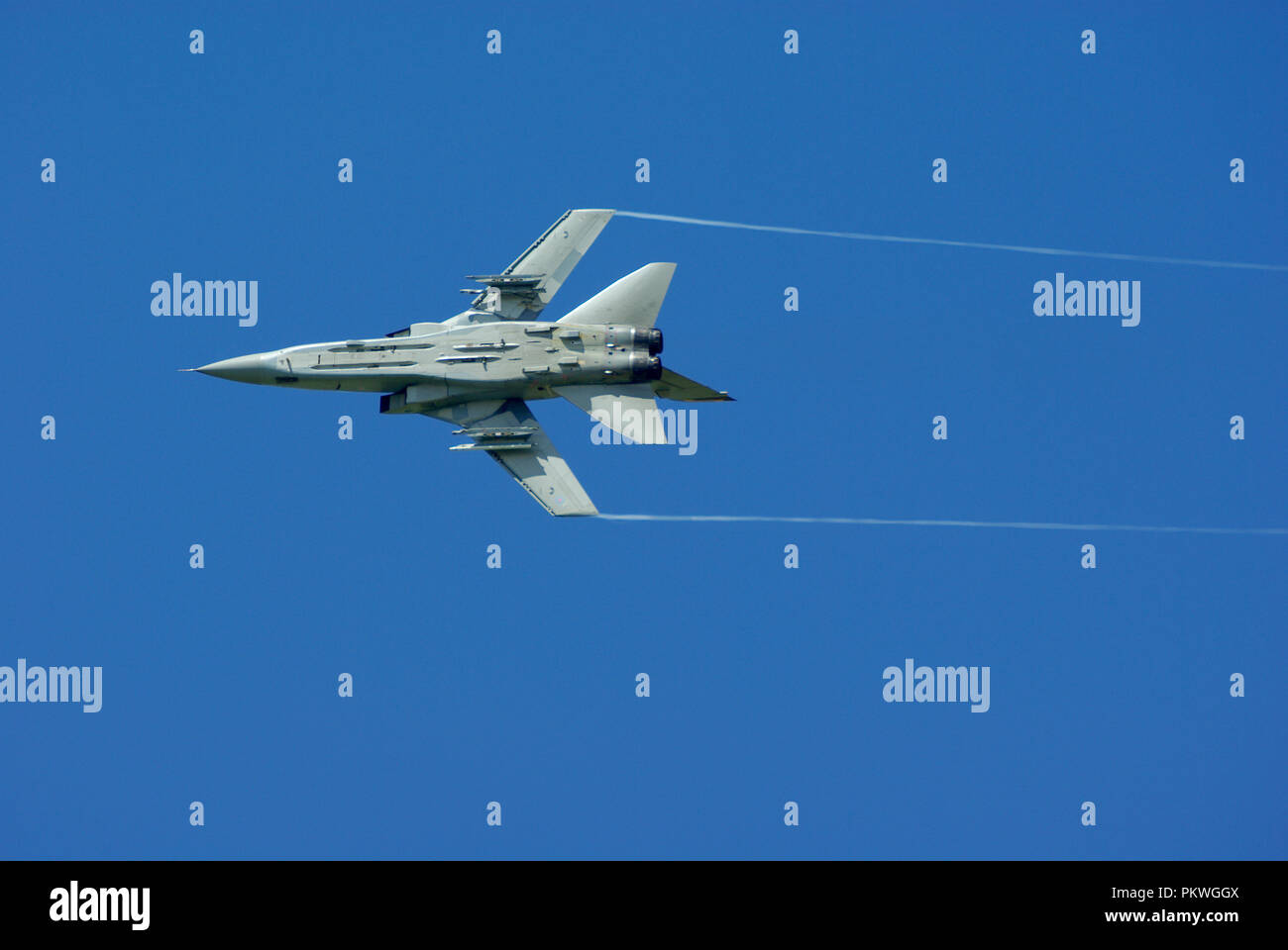 Royal Air Force Panavia Tornado F3 Jet Kampfflugzeug. RAF Tornado ADV fliegt in klarem blauen Himmel. Schnellstrahl. Tornado Air Defence Variante Stockfoto