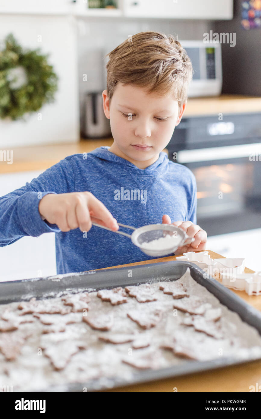 Junge, Weihnachtsplätzchen zu Hause Stockfoto