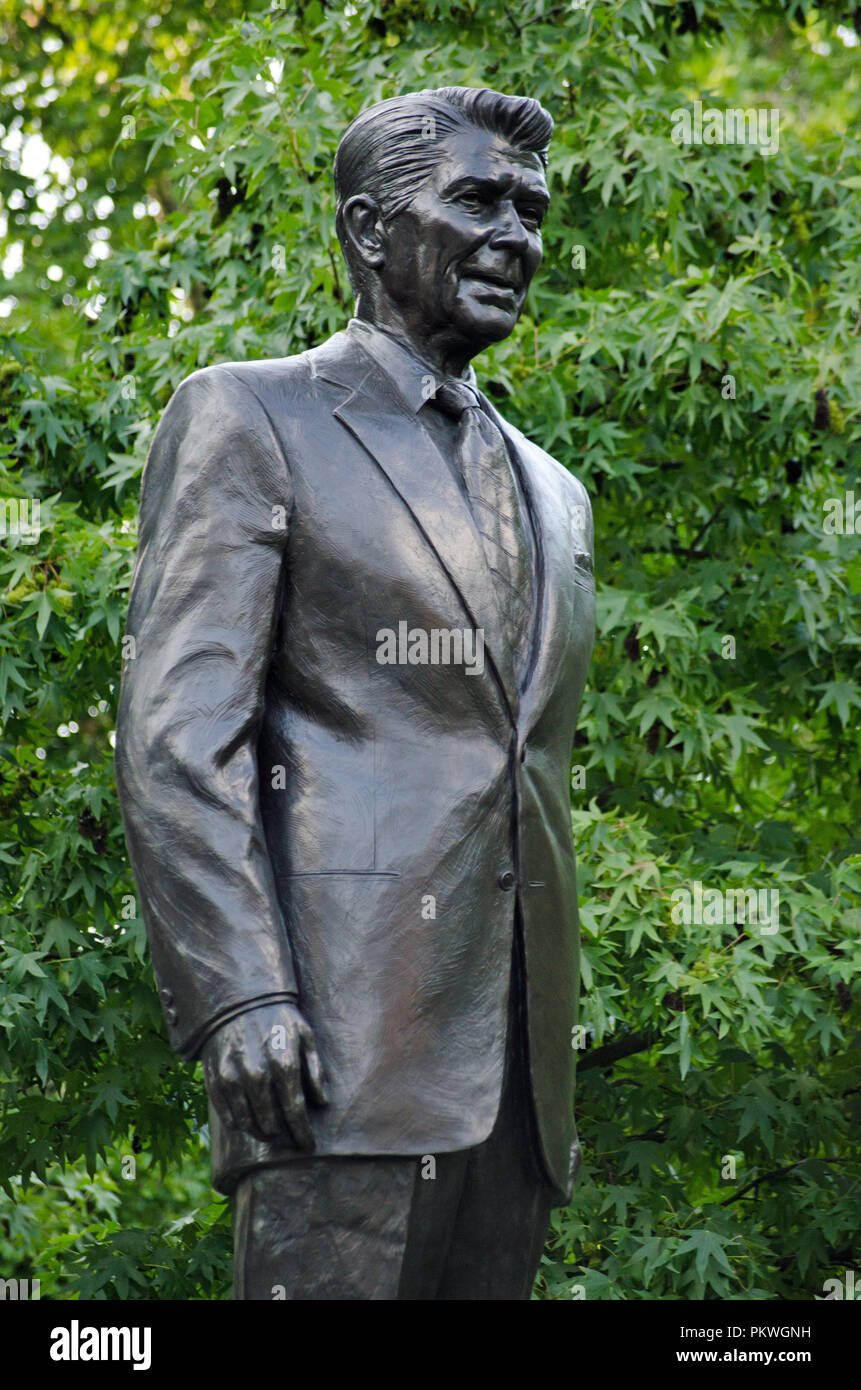 Memorial Statue von Präsident Ronald Reagan in Grosvenor Square, Mayfair, London. Von den amerikanischen Bildhauer Chas Fagan erstellt auf öffentlichen Mail-abruf wurde Stockfoto
