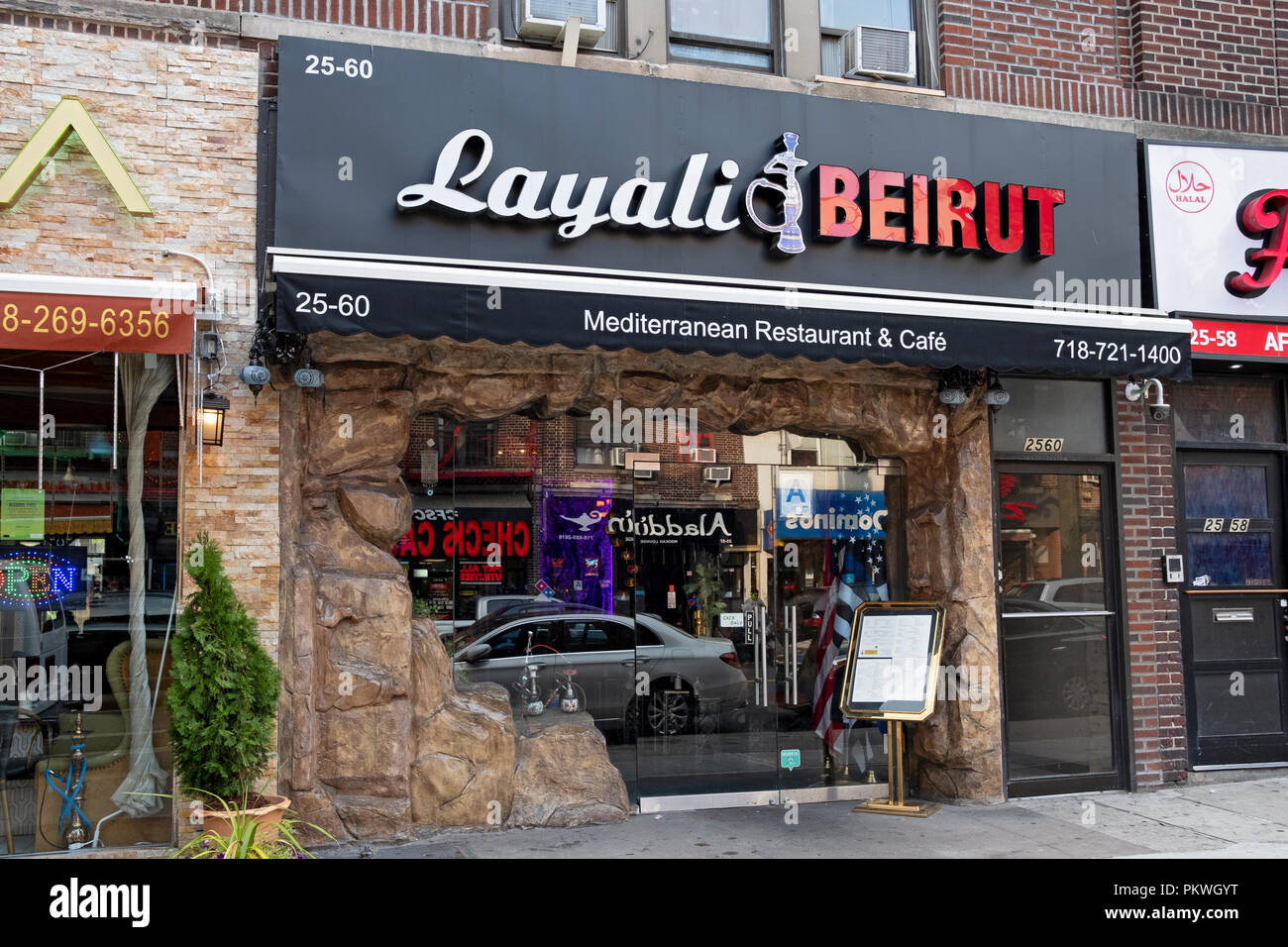 Das Äußere des im LAYALI GENIESSEN BEIRUT, ein Libanesisches Restaurant und Shisha Bar auf Steinway Street in Astoria, Queens, New York City. Stockfoto