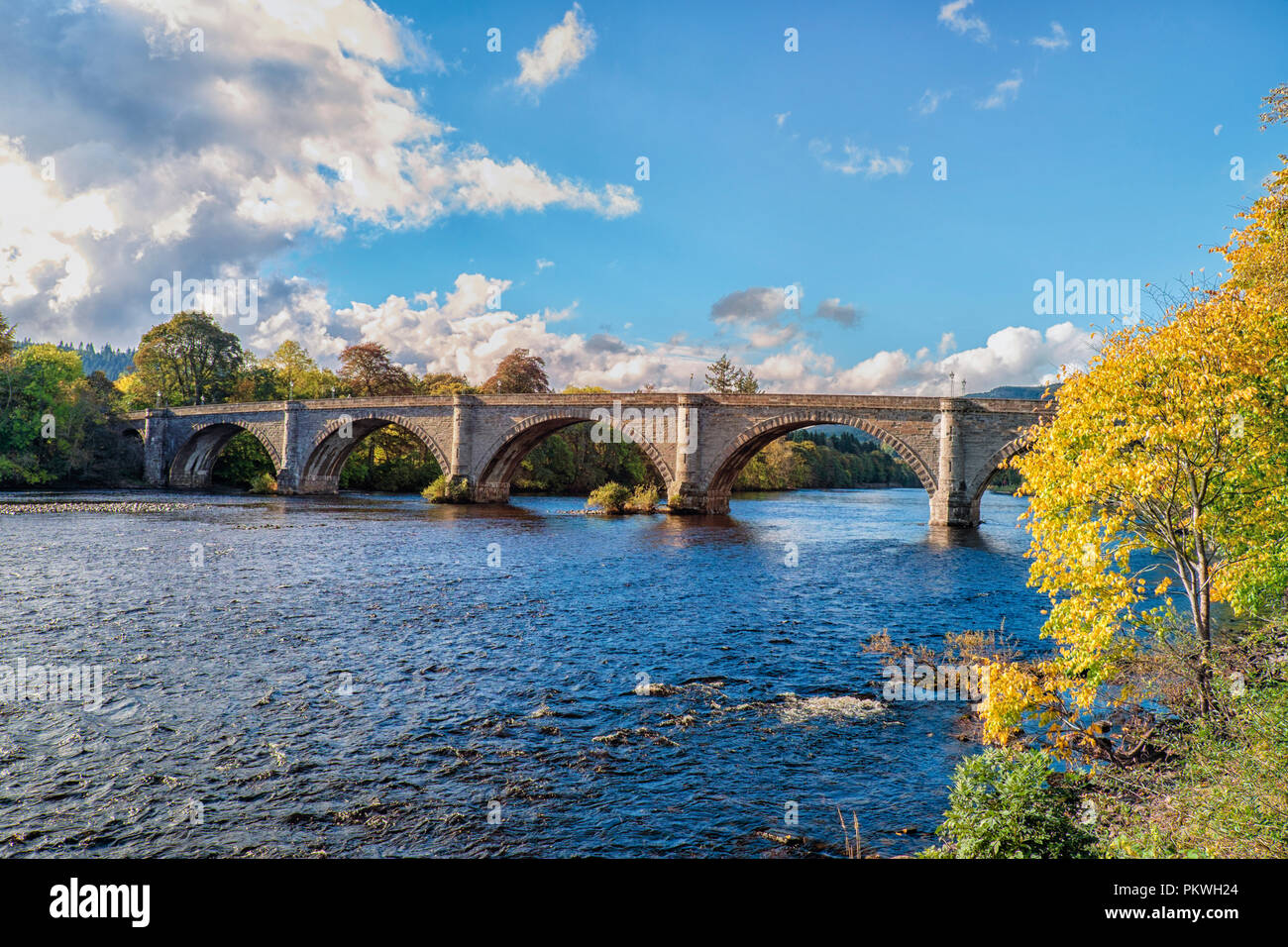 Herbst leuchten an einem sonnigen Tag auf der Thomas Telford entworfen, Brücke in Dunkeld Perthshire Schottland. Sie überspannt den Fluss Tay, der längste Fluss in Schottland Stockfoto