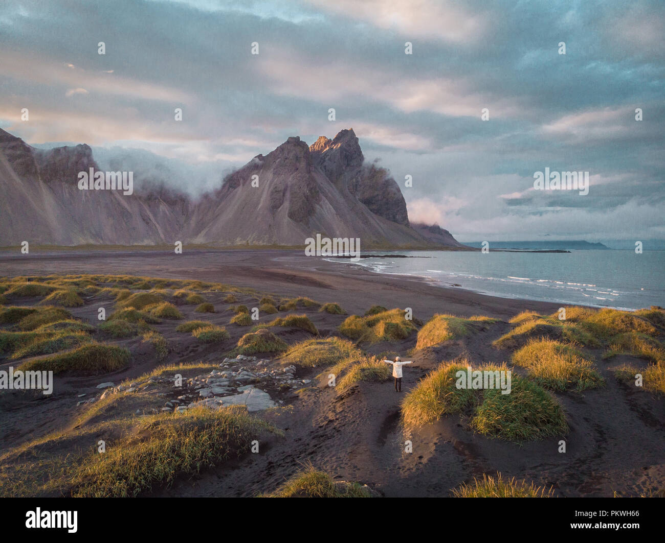 Schwarzer Sand Dünen auf der Stokksnes landspitze am südöstlichen isländischen Küste mit Berg Vestrahorn (Batman). Bunte Sommermorgen Island, Europa. Künstlerischen Stil nachbearbeitete Foto. Stockfoto