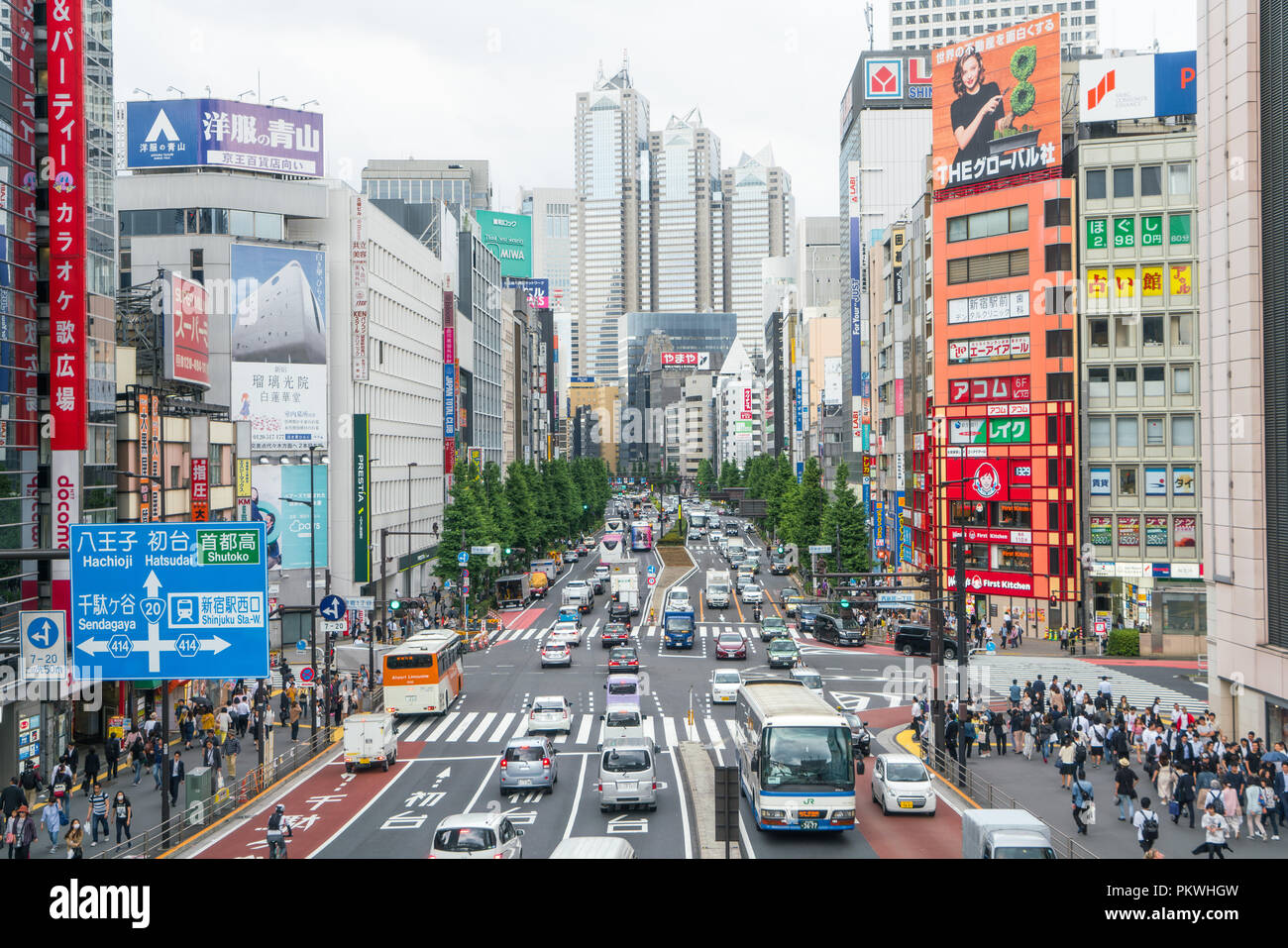 Tokio, Japan - 24.05.2018: Verkehr während der Rushhour in Shinjuku district im Großraum von Tokio, Japan Stockfoto