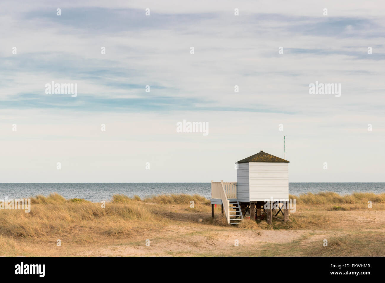 Die bunten Holzhütten am Mudeford Sandbank in der Nähe von Christchurch in Dorset. Stockfoto