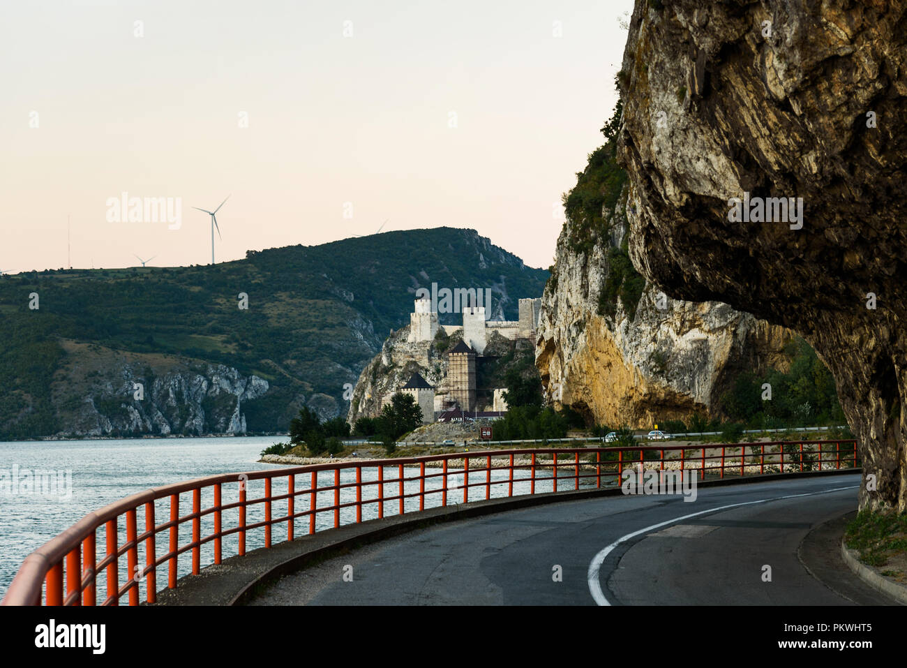 Mittelalterliche Festung Golubac und die Berge von der Straße in Serbien Stockfoto